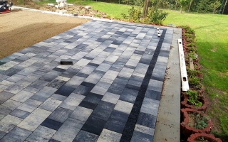 Wznoszenie murku oporowego z żelbetu i układanie kostki brukowej w Myślenicach